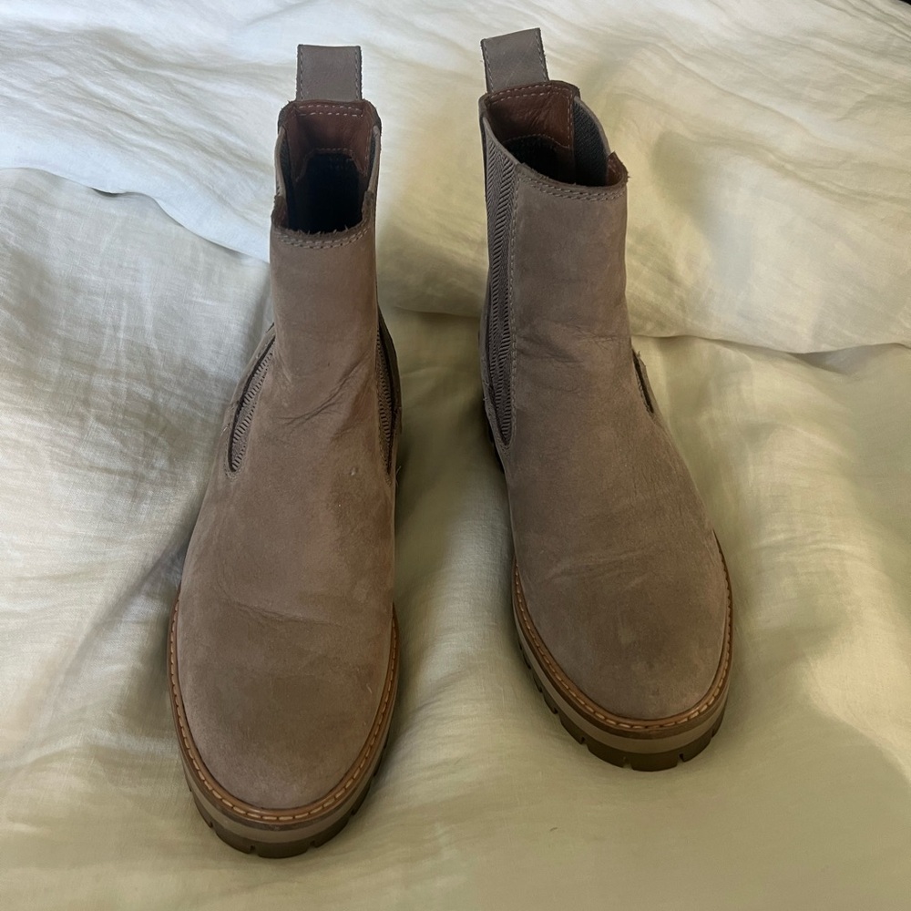 Timberland Tan Chelsea Boots Sleek Design
